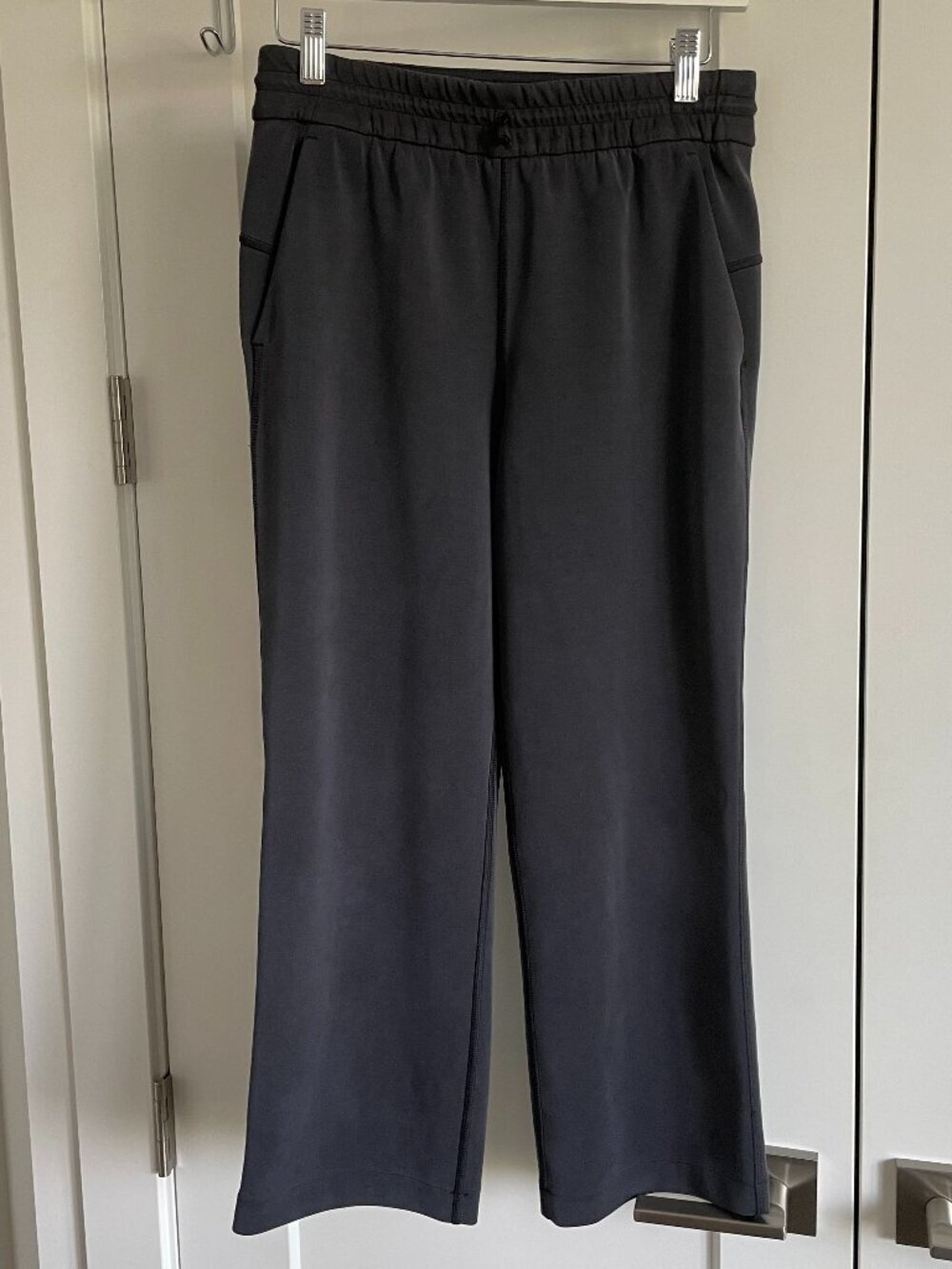 Lululemon Softstreme High Rise Straight Leg Cropped Pant Grey w Black Trim Sz 4